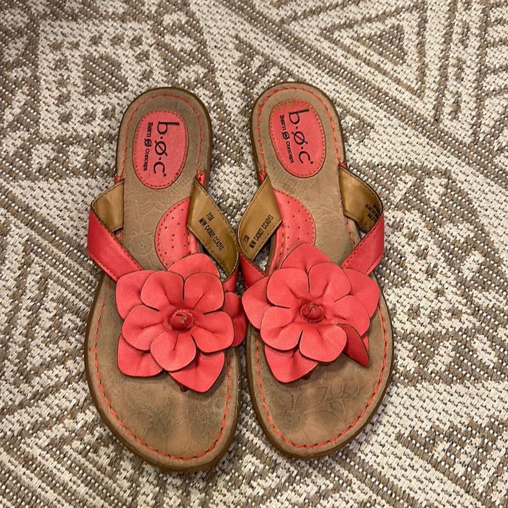 b.o.c Born Concept women’s peach floral flip flops